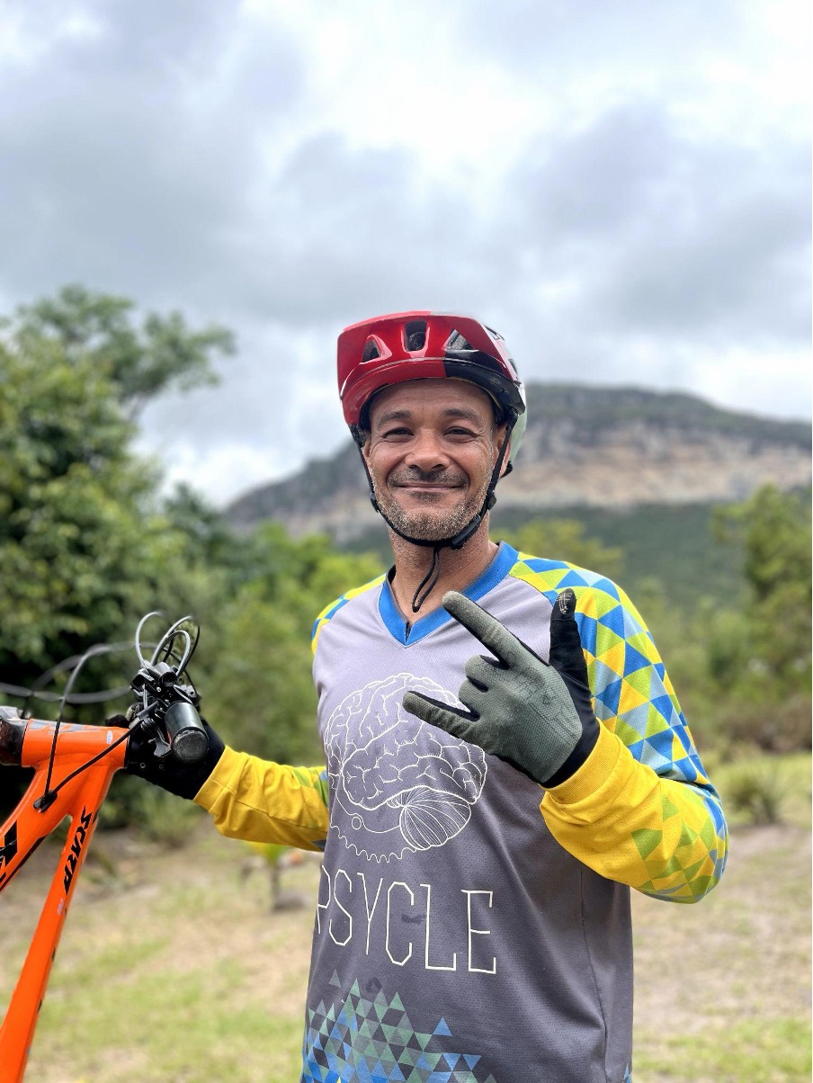 Wellington posa para foto em frente à sua bicicleta